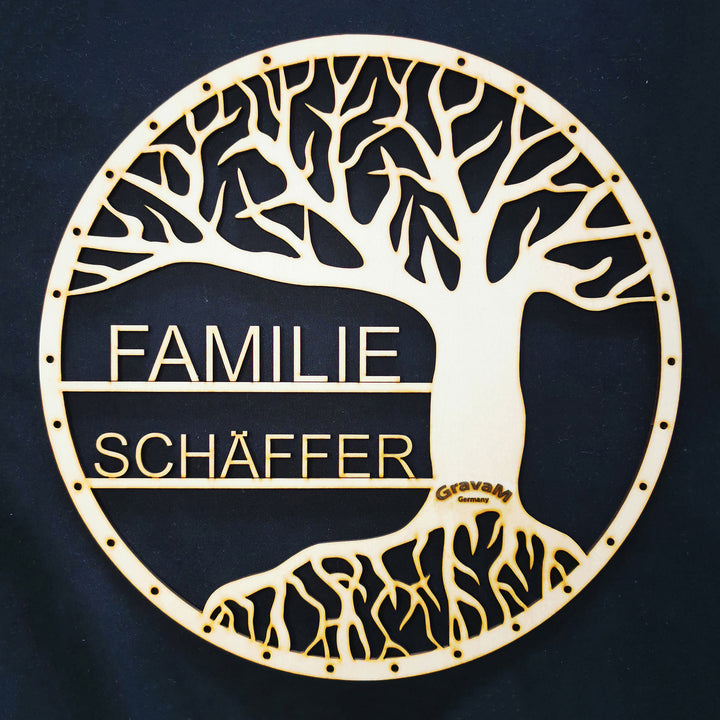 Personalisierter Lebensbaum HL.7 aus Holz mit individuellem Schriftzug – GravaM Germany