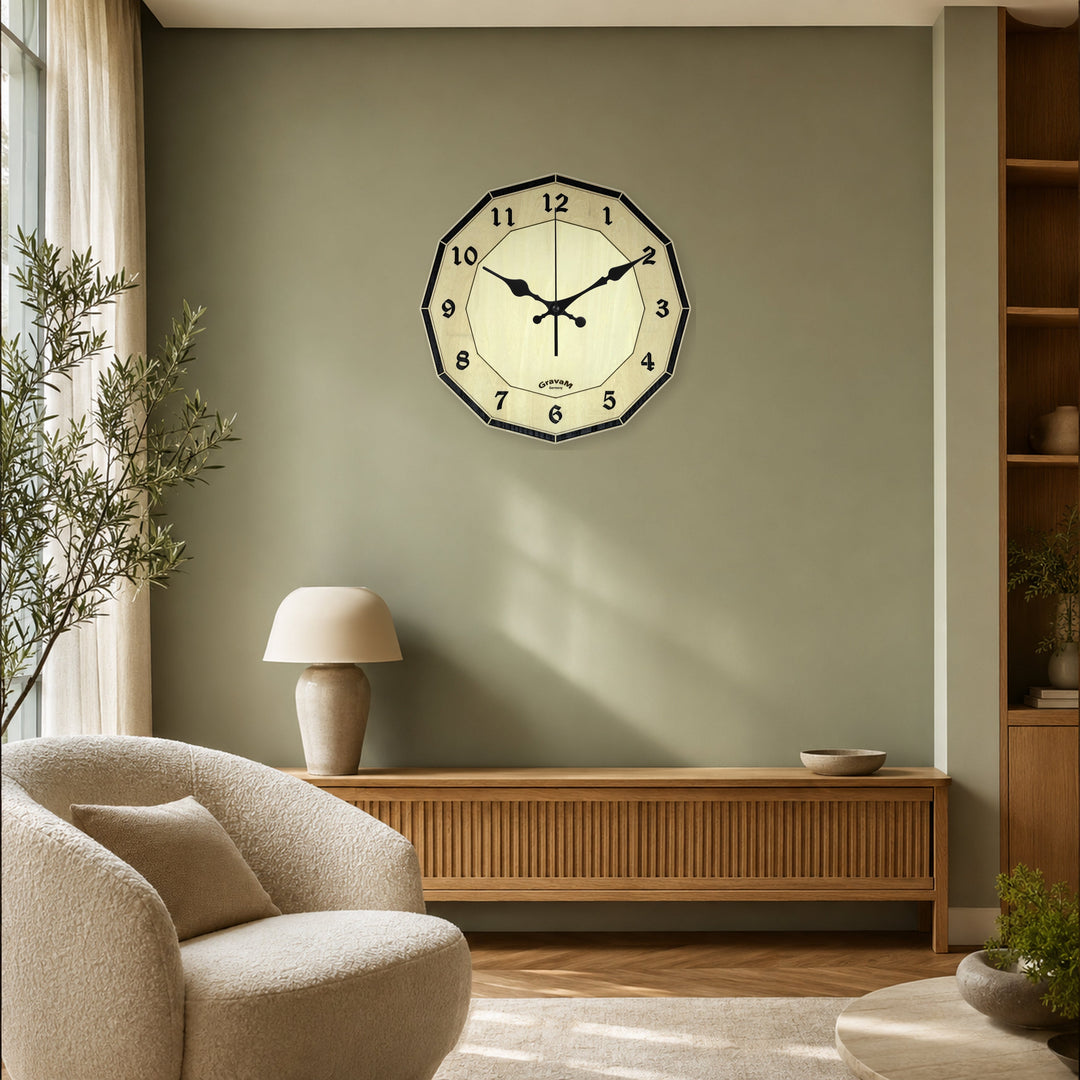 Zwölfeckige GravaM Holz-Wanduhr WU.10 im salbeigrünen Wohnzimmer