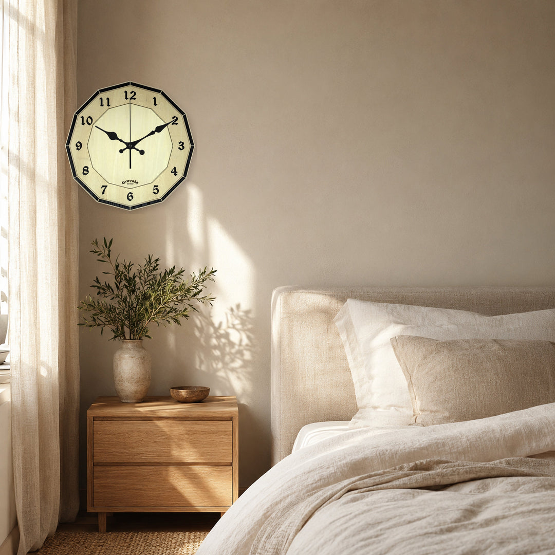 Geometrische GravaM Holz-Wanduhr WU.10 im warmen Schlafzimmer