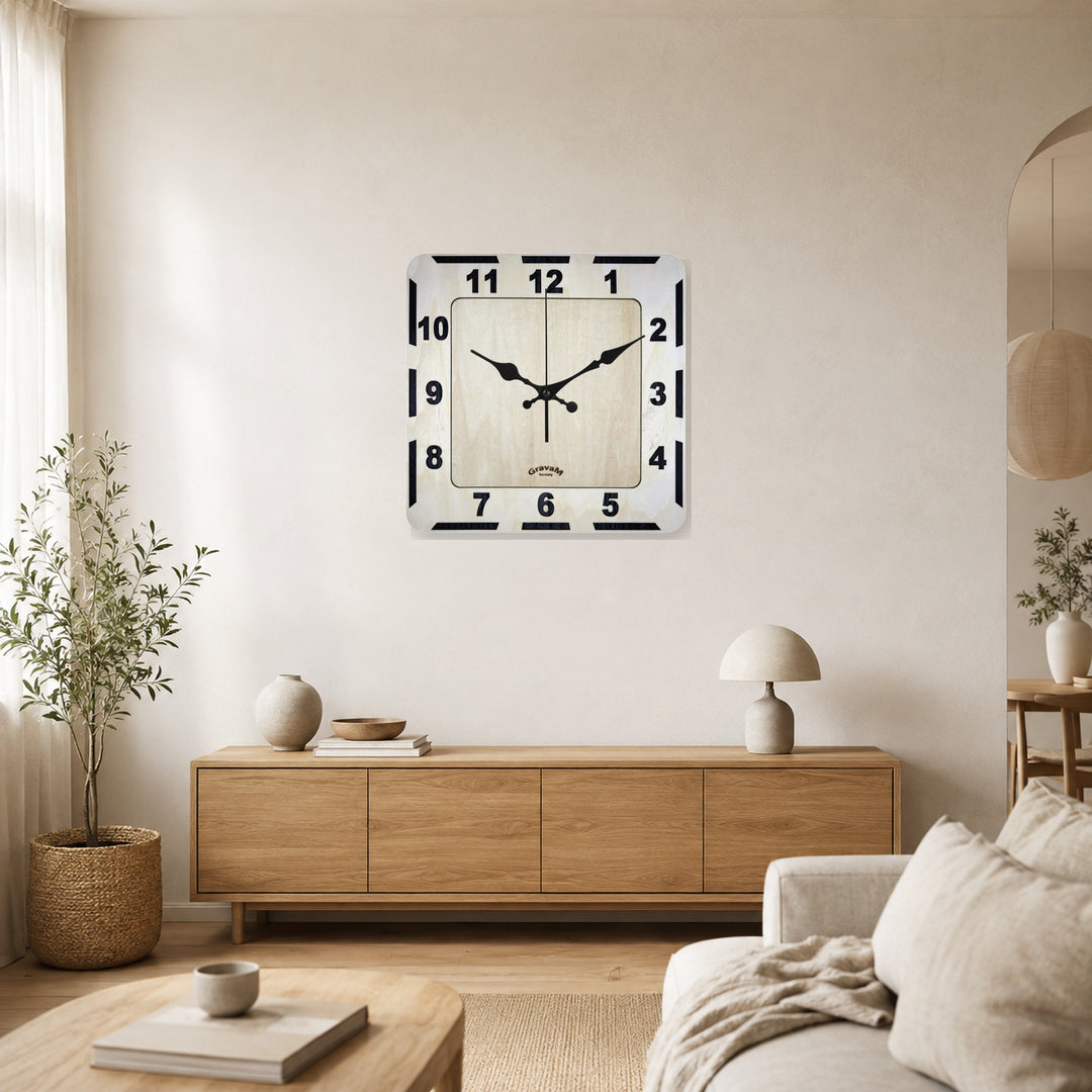 Quadratische GravaM Holz-Wanduhr WU.11 mit arabischen Ziffern im Wohnzimmer