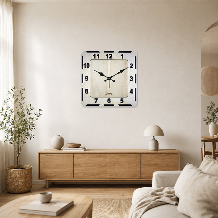 Quadratische GravaM Holz-Wanduhr WU.11 mit arabischen Ziffern im Wohnzimmer