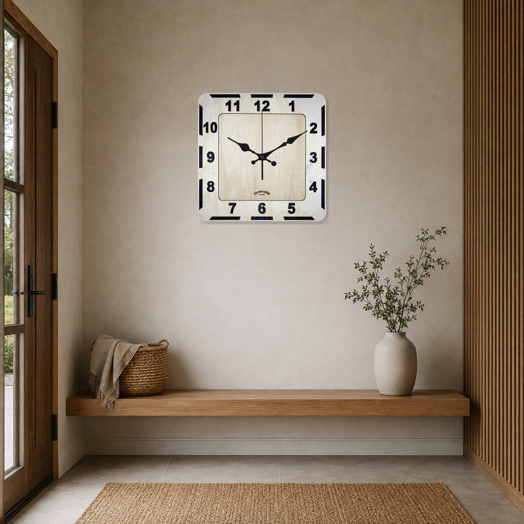 GravaM Holz-Wanduhr WU.11 im minimalistischen Eingangsbereich