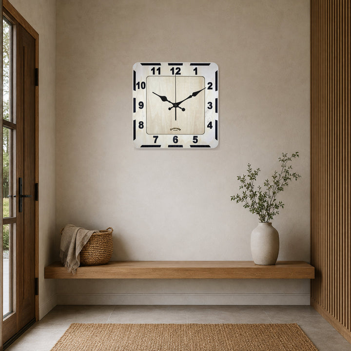 GravaM Holz-Wanduhr WU.11 im minimalistischen Eingangsbereich