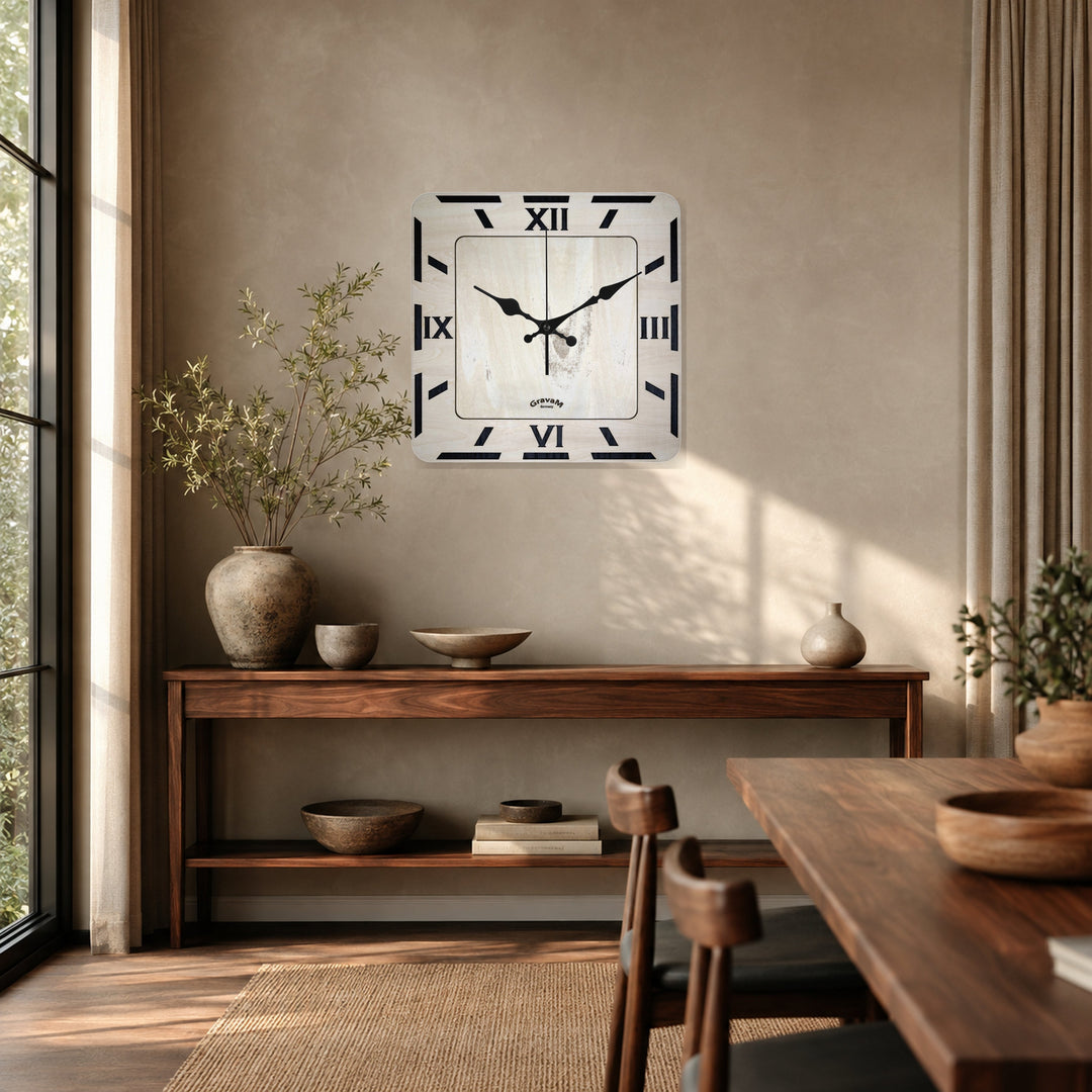 Quadratische GravaM Holz-Wanduhr WU.12 mit römischen Ziffern im Esszimmer
