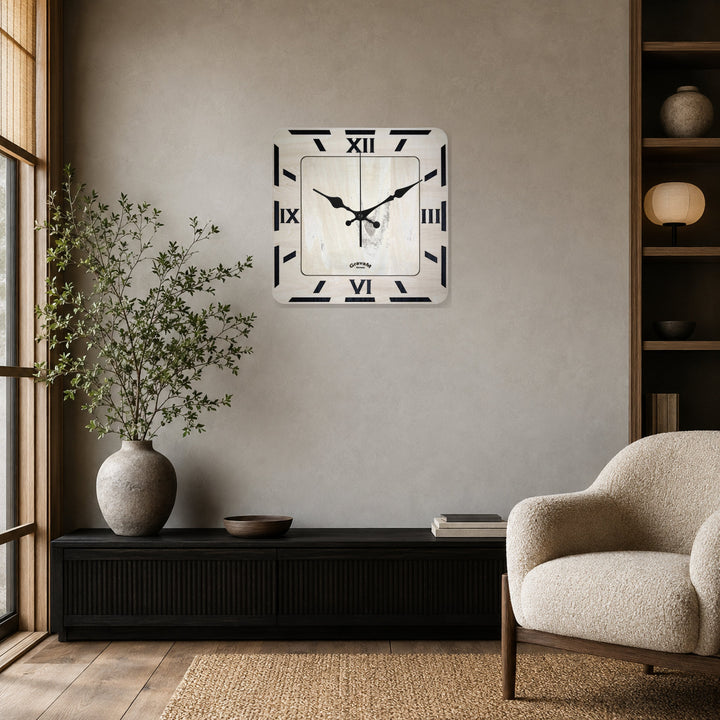 GravaM Holz-Wanduhr WU.12 als elegante Wanddekoration in einer Leseecke