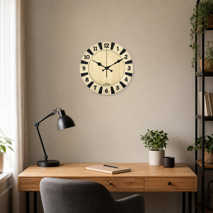 Runde GravaM Holz-Wanduhr WU.13 mit arabischen Ziffern im Homeoffice