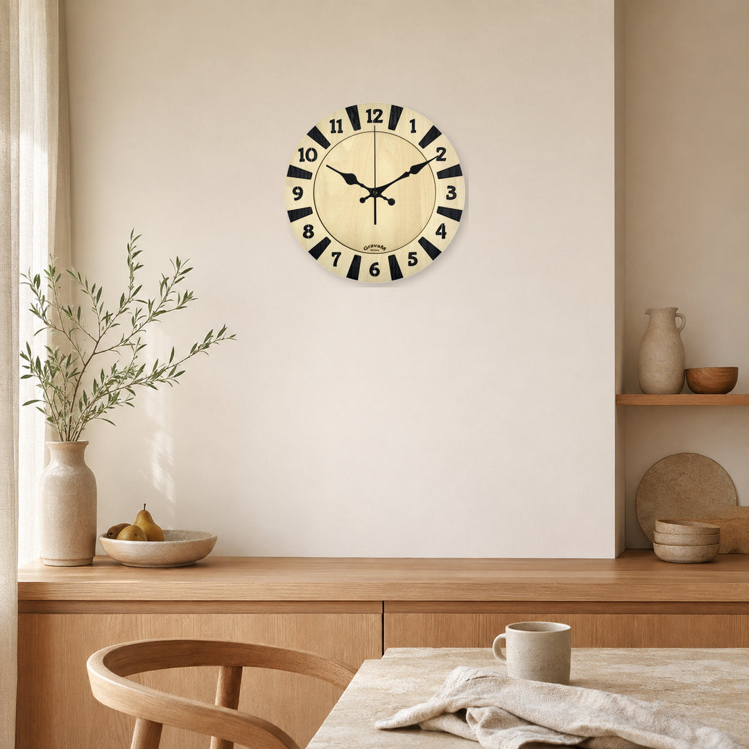 Kontrastreiche GravaM Holz-Wanduhr WU.13 in einer hellen Küche