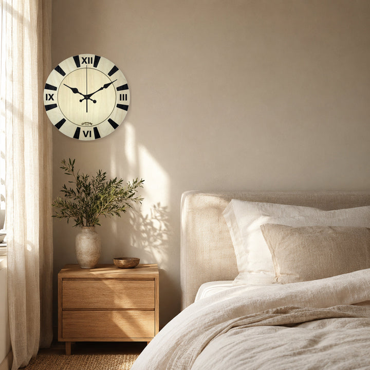 Runde GravaM Holz-Wanduhr WU.14 mit römischen Ziffern im Schlafzimmer