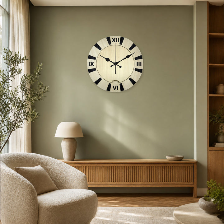 Kontrastreiche GravaM Holz-Wanduhr WU.14 an einer salbeigrünen Wand