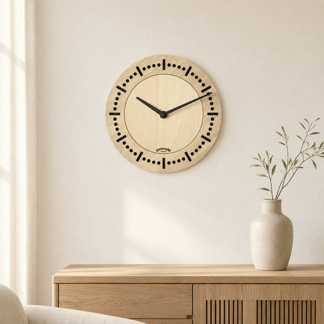 GravaM Holz-Wanduhr WU.1 in einer hellen modernen Wohnung