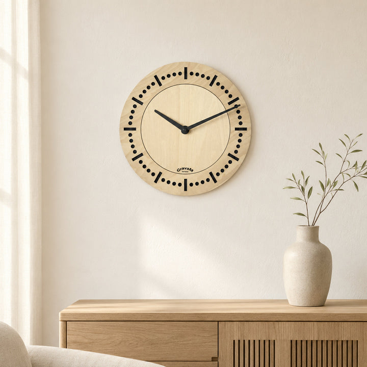 GravaM Holz-Wanduhr WU.1 in einer hellen modernen Wohnung