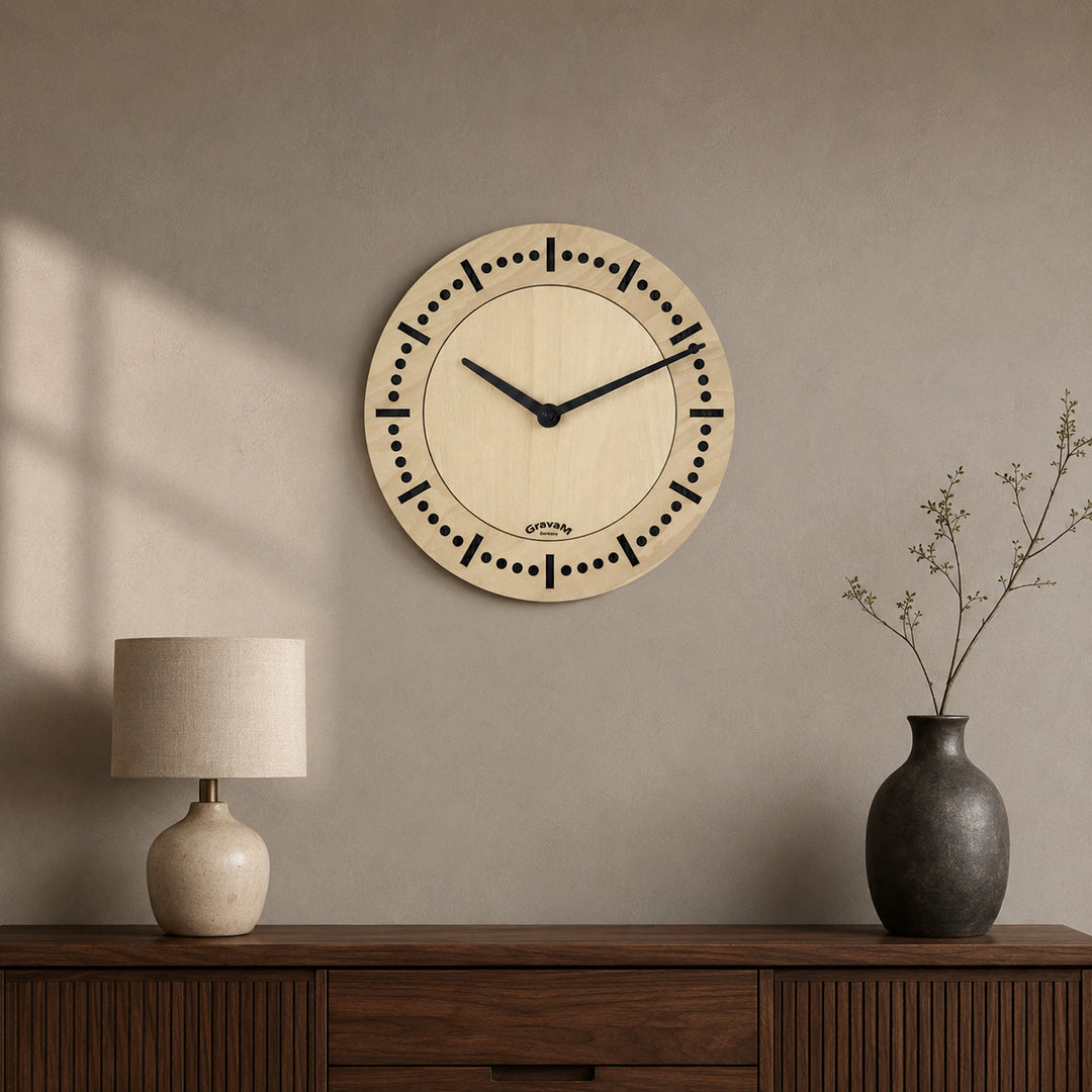 GravaM Holz-Wanduhr WU.1 über einer warmen Holzkonsolen-Einrichtung