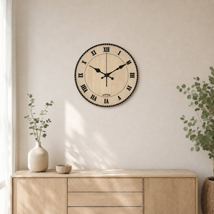 GravaM Holz-Wanduhr WU.2 mit römischen Ziffern im hellen Wohnzimmer