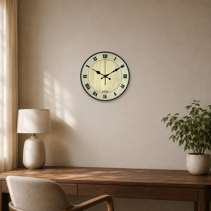 GravaM Holz-Wanduhr WU.2 mit schwarzen Zeigern im modernen Homeoffice