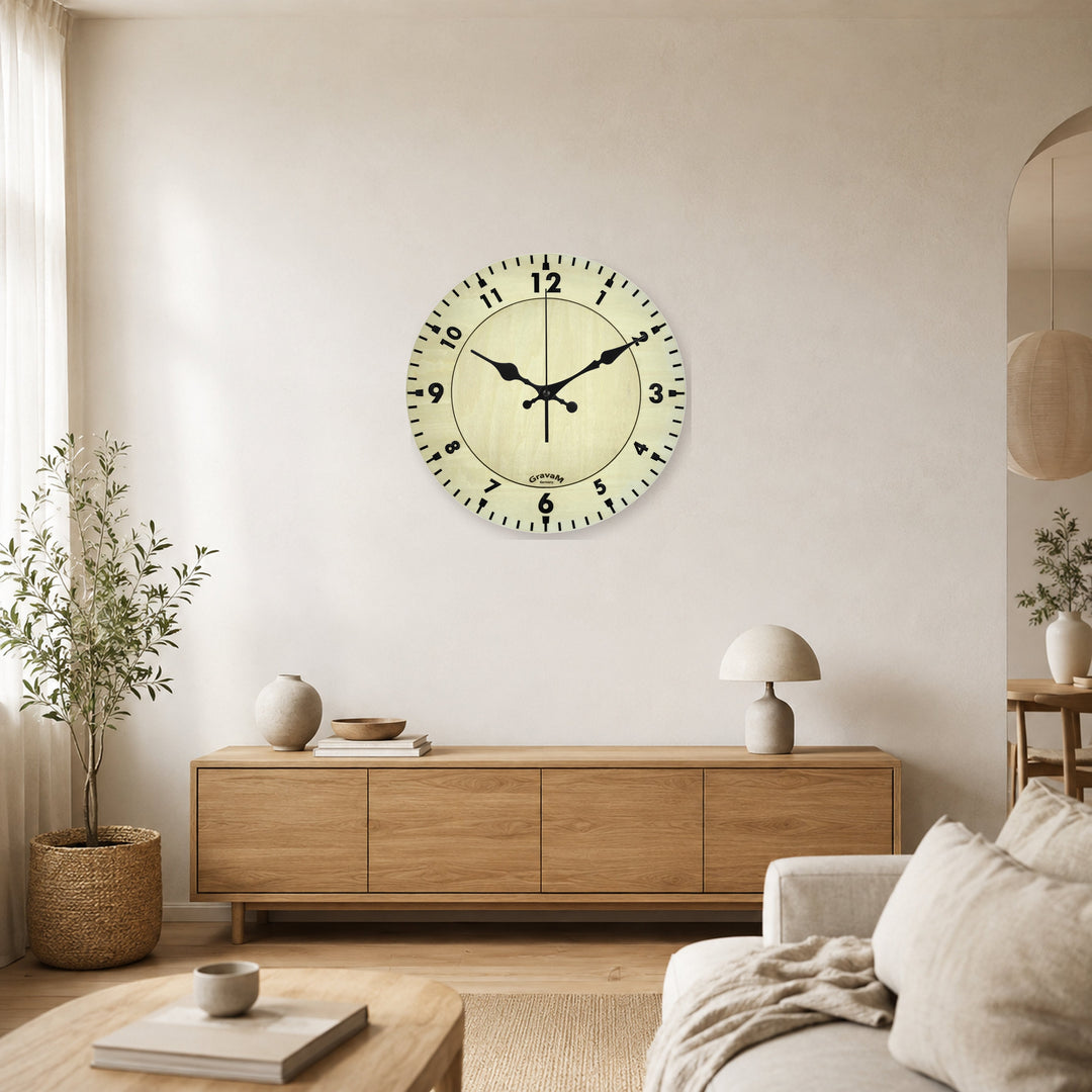 GravaM Holz-Wanduhr WU.3 mit arabischen Ziffern im natürlichen Wohnzimmer
