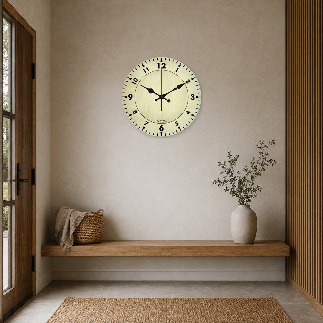 GravaM Holz-Wanduhr WU.3 im minimalistischen Eingangsbereich