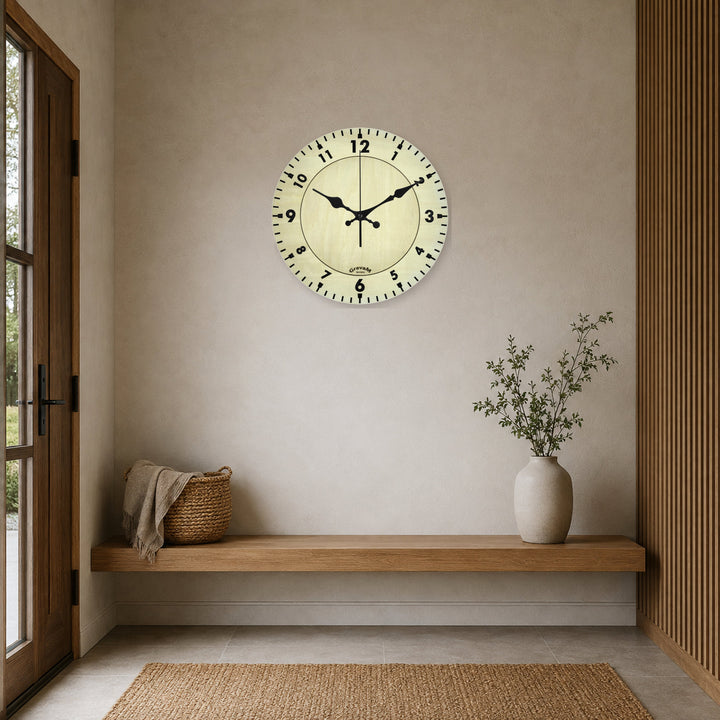 GravaM Holz-Wanduhr WU.3 im minimalistischen Eingangsbereich