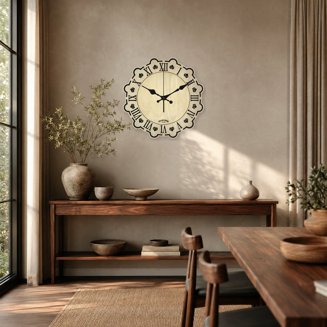 GravaM Holz-Wanduhr WU.4 mit römischen Ziffern im warmen Esszimmer
