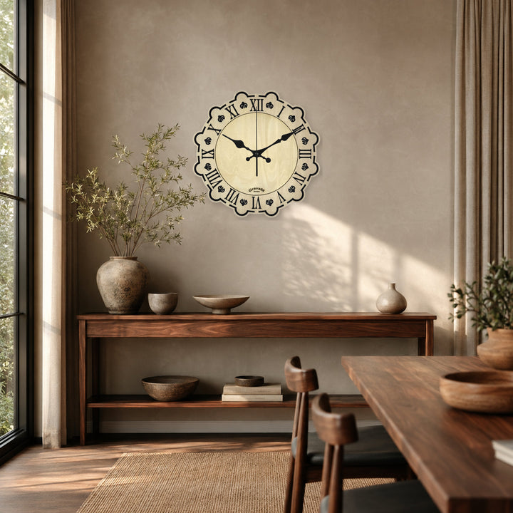 GravaM Holz-Wanduhr WU.4 mit römischen Ziffern im warmen Esszimmer