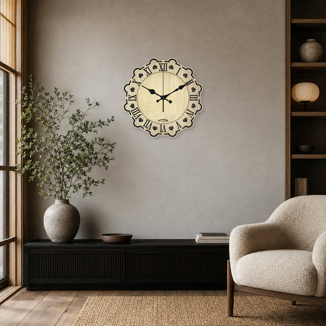 Verzierte GravaM Holz-Wanduhr WU.4 in einer ruhigen Leseecke