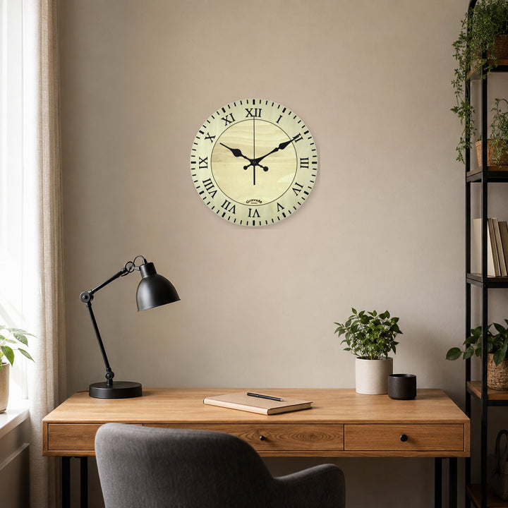 GravaM Holz-Wanduhr WU.5 mit römischen Ziffern im stilvollen Homeoffice