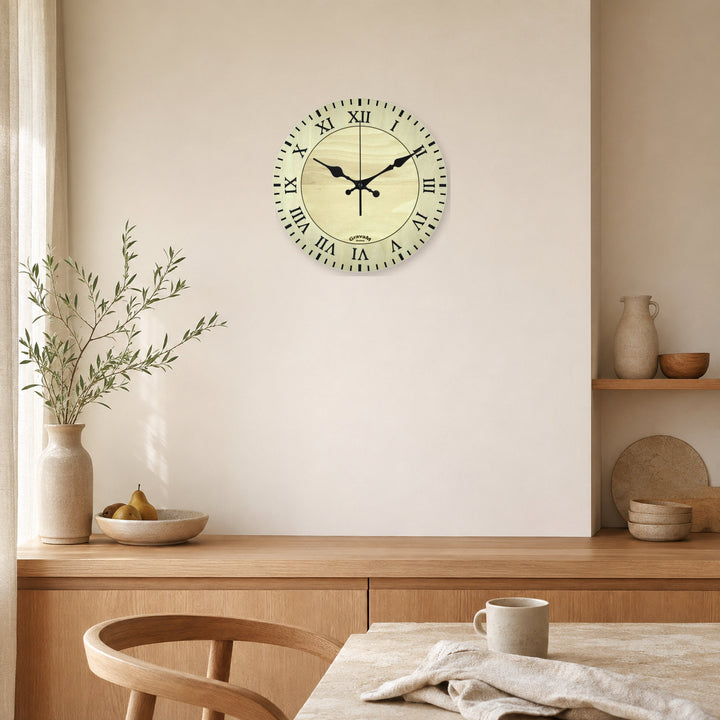 GravaM Holz-Wanduhr WU.5 als natürliche Wanddekoration in der Küche