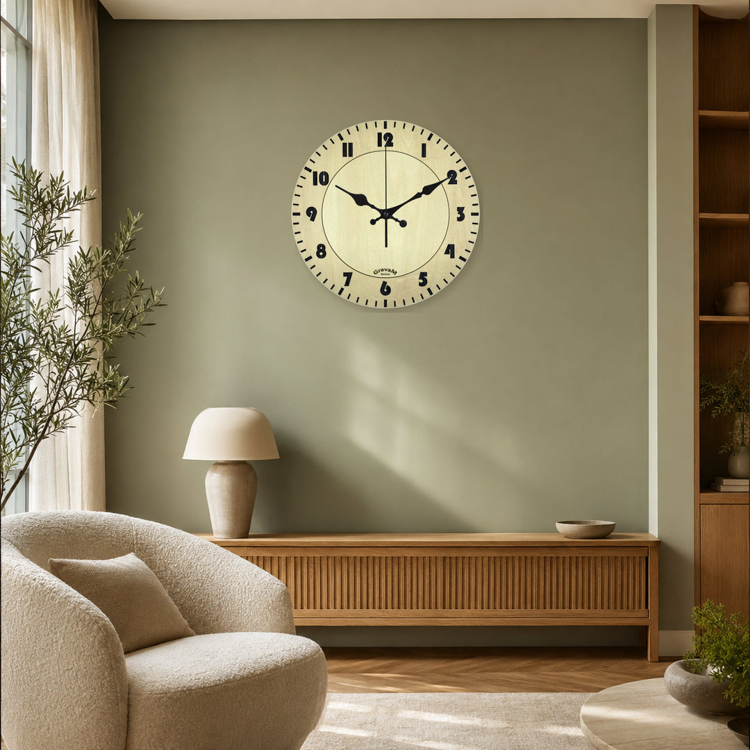 GravaM Holz-Wanduhr WU.6 an einer salbeigrünen Wohnzimmerwand