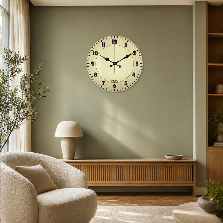 GravaM Holz-Wanduhr WU.6 an einer salbeigrünen Wohnzimmerwand