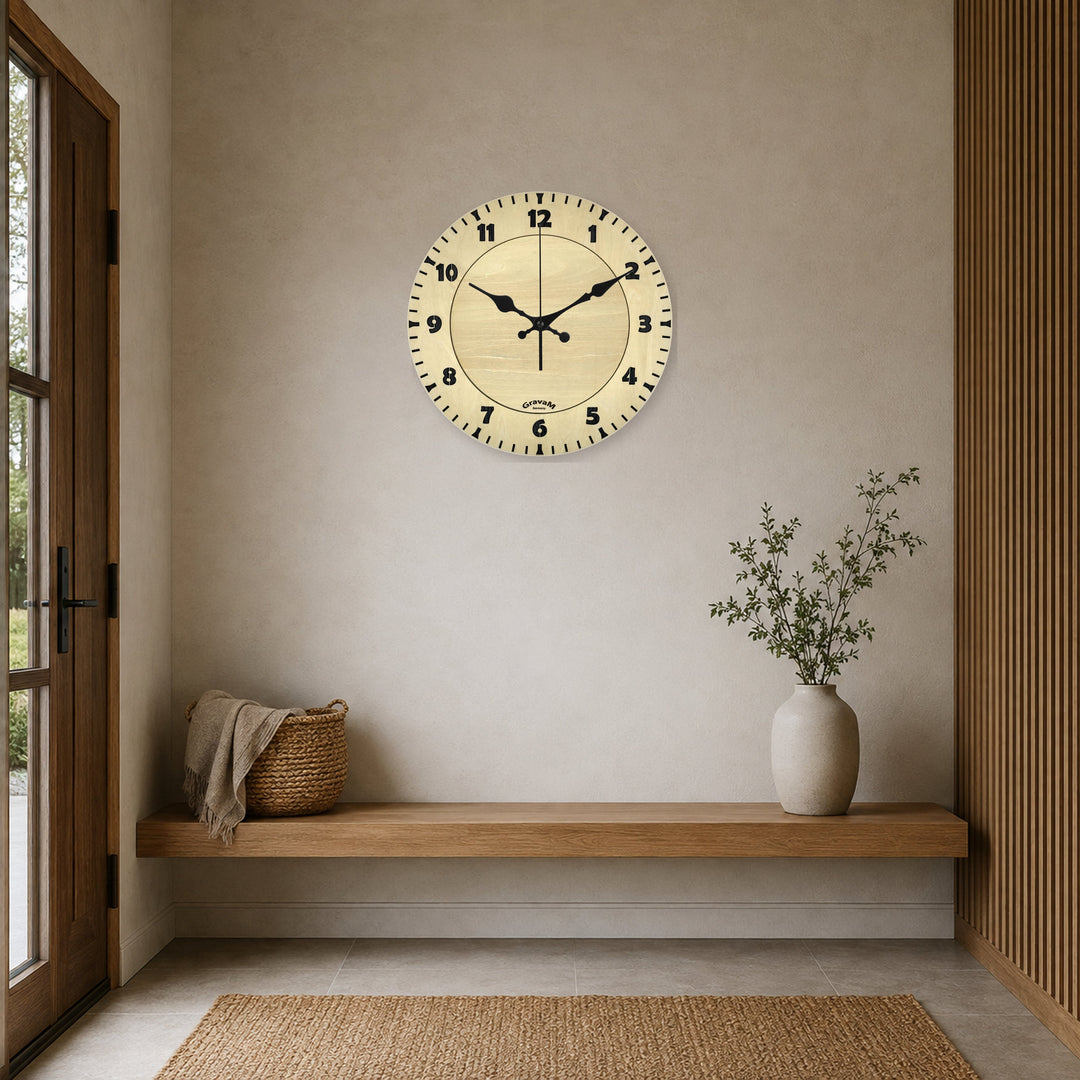 GravaM Holz-Wanduhr WU.7 im hellen natürlichen Eingangsbereich