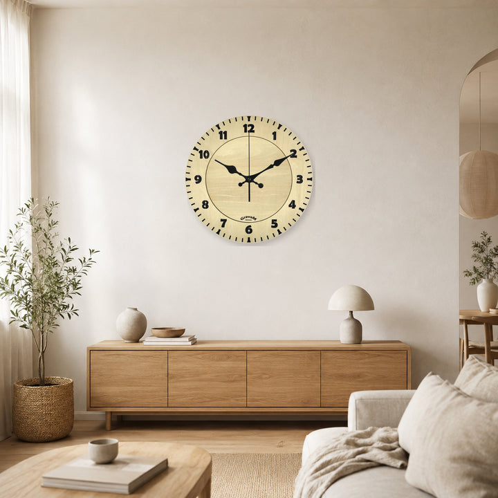 GravaM Holz-Wanduhr WU.7 mit arabischen Ziffern im modernen Wohnzimmer