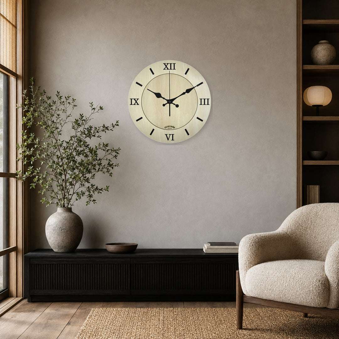 GravaM Holz-Wanduhr WU.8 mit römischen Ziffern in einer eleganten Leseecke