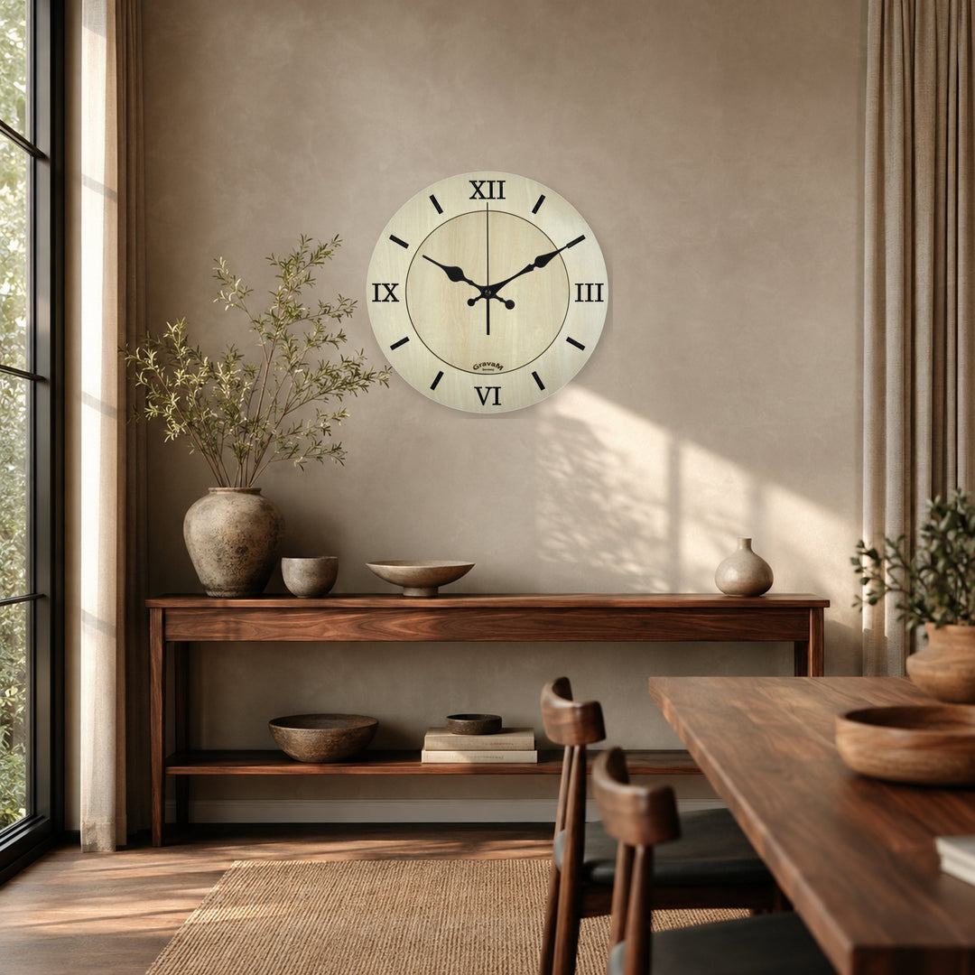 Klassische GravaM Holz-Wanduhr WU.8 im warmen modernen Esszimmer