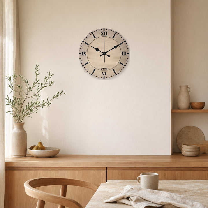 GravaM Holz-Wanduhr WU.9 mit römischen Ziffern in einer hellen Küche