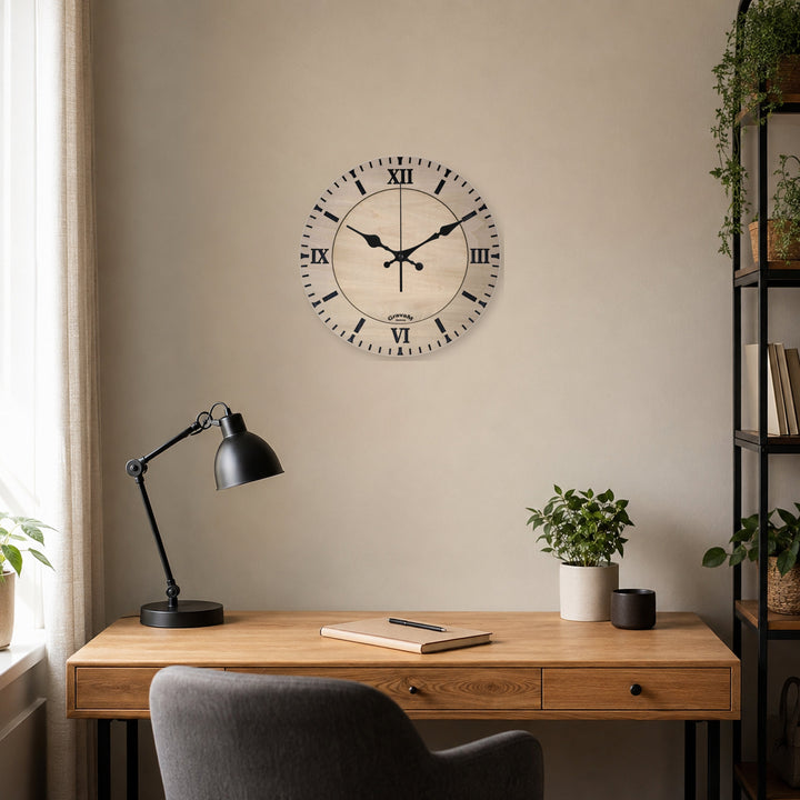 Moderne GravaM Holz-Wanduhr WU.9 im natürlichen Homeoffice