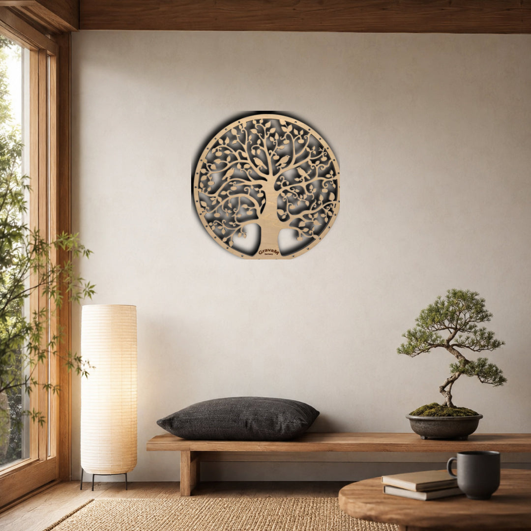 Lebensbaum HL.2 – Lebensbaum aus Lindenholz in einem stilvollen Wohninterieur