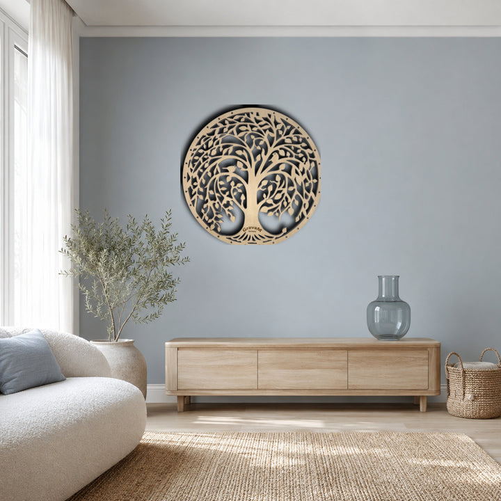 Lebensbaum HL.7 – Lebensbaum aus Lindenholz in einem stilvollen Wohninterieur